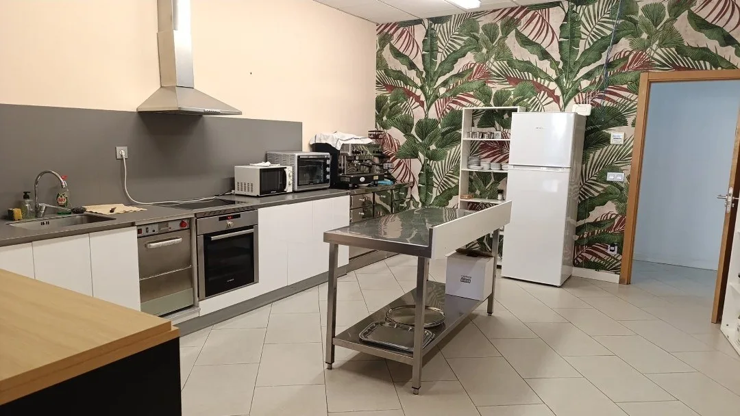 Cocina equipada del local de Computer Tarazona