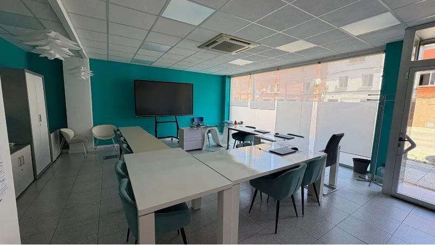 Sala de CETA en La Almunia con mesas, pantalla y gran escaparate