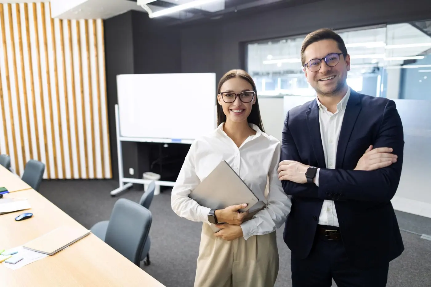 Dos profesionales sonrientes en su oficina