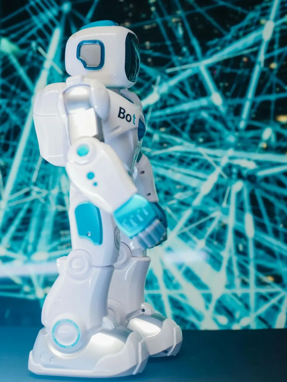 Robot humanoide sobre un fondo tecnológico